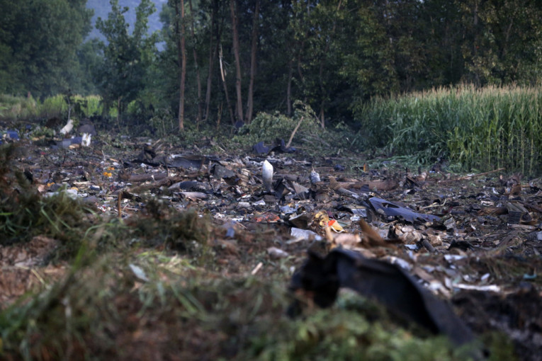 Prve fotografije sa mesta nesreće u Kavali: Garež i ostaci letelice rasuti po polju