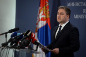 Pridike o poštovanju prava manjina drže nam oni kod kojih ne može da stoji ćirilična tabla: Vanredno obraćanje ministra Selakovića