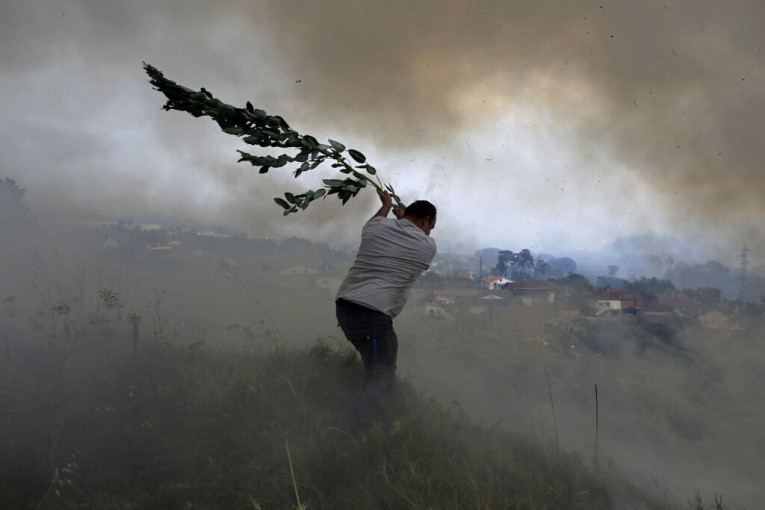 Evropa se prži: Požari nastavljaju da pustoše, stotine preminule od vrućina (VIDEO)