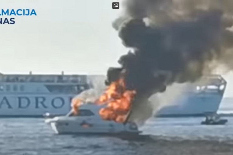 Nesreća na hrvatskom primorju: Zapalio se turistički brod tokom vožnje (VIDEO)