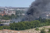 Požar u fabrici IMT lokalizovan: Gorele su tri ogromne hale, u toku je dogašavanje stihije (VIDEO)