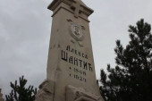 Aleksa Šantić u Mostaru dobija ulicu, ali šta je sa spomenikom? Stoji oskrnavljen, građani poručili: "Ako ga vi ne sredite, mi ćemo"