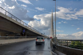Auto se prevrnuo na bok, stvaraju se gužve: Udes na Mostu na Adi (FOTO)