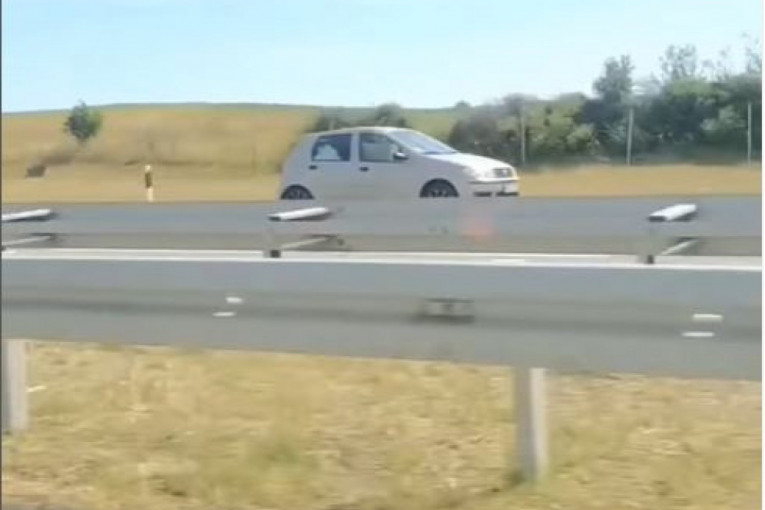 Ovo se ne viđa svaki dan: Nagazio do daske na auto-putu, ali u suprotnom smeru! (VIDEO)