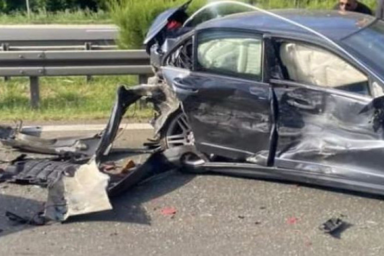 U stravičnoj nesreći kod Teslića jedan mladić poginuo, drugom se bore za život:  "Krvi je bila na sve strane oko vozila"