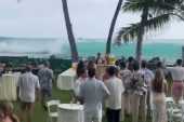 Ogromni talasi prekinuli venčanje na Havajima: Morali da jure stolove i stolice (VIDEO)