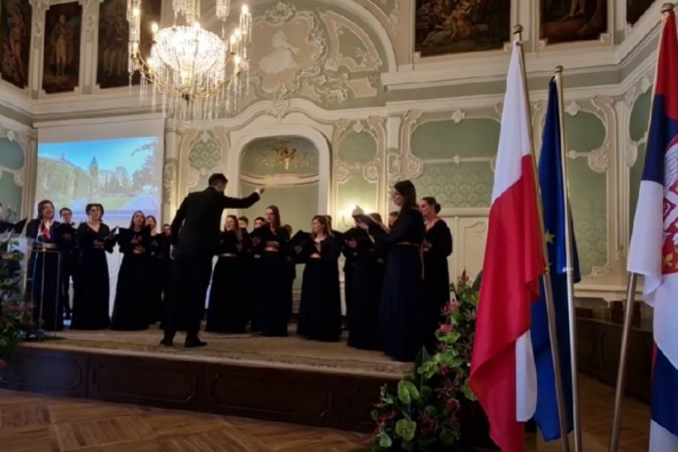 "Oj Kosovo, Kosovo" na otvaranju srpskog konzulata u Poljskoj: Varšavski hor pevao stare srpske tradicionalne pesme (VIDEO)