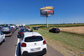Kolaps na autoputu: Vozači voze sporednom poljanom kako bi izbegli kolonu (FOTO/VIDEO)