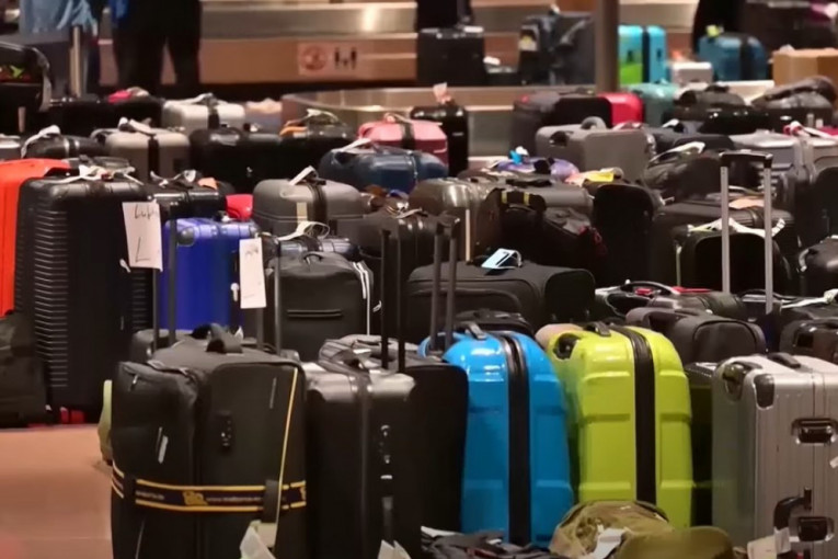 Haos na aerodromima širom Nemačke! Nema ko da utovara prtljag - torbe se gube, kasne - putnici imaju pravo na odštetu (FOTO)