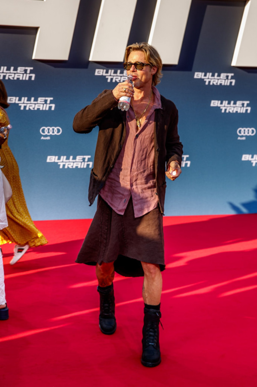 Bred Pit obukao suknju, pokazao tetovaže i jedinstven smisao za stil (FOTO)