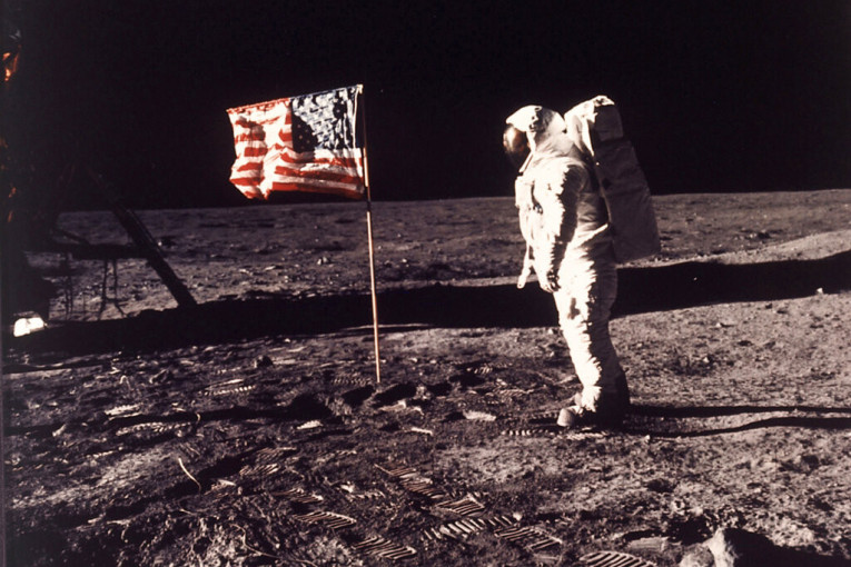 Na današnji dan čovek je sleteo na Mesec: Šta su astronauti poneli sa sobom, a šta su ostavili u svemiru?