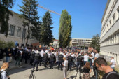 Skandal pred početak skupštine u Novom Sadu: Razjarena rulja povredila policajca (VIDEO)
