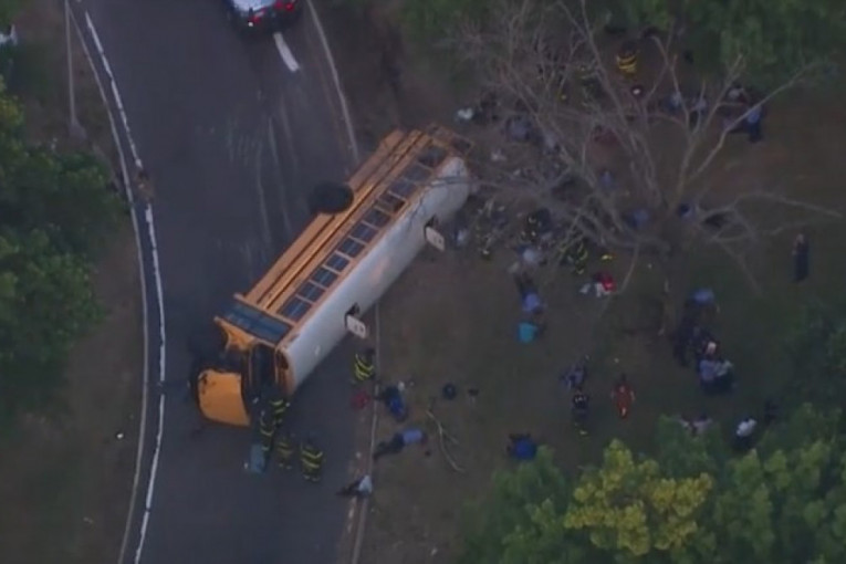 Potresne scene u Njujorku: Prevrnuo se školski autobus, desetine povređenih na livadi! (VIDEO)