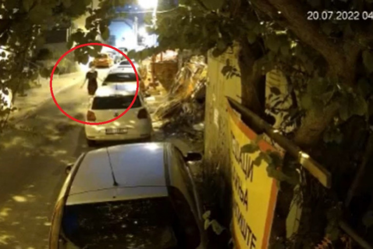 Nezapamćeni vandalizam na Zvezdari: Mladić iz čista mira oštetio više od 50 automobila! (VIDEO)