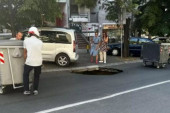 U Maksima Gorkog se otvorio asfalt! Rupa je duboka tri metra, a evo zbog čega se ovo dogodilo (FOTO)
