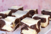 Recept dana: Krater kolač - sočan čokoladni patišpanj punjen pudingom od vanile, a sve sastojke već imate u kući