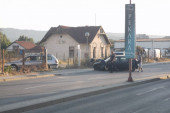 Stravična saobraćajna nesreća u Čačku: Jedna osoba teško povređena, vozila smrskana (FOTO)