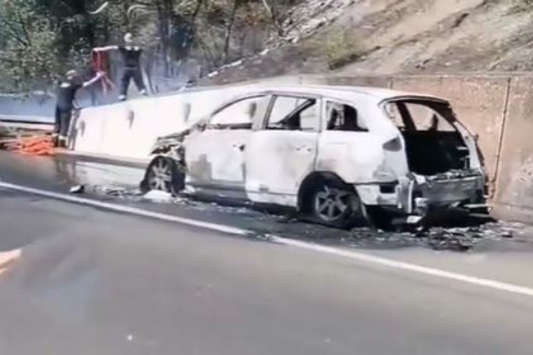 Snimak vatrene stihije na Bubanj potoku: Automobil izgoreo u celosti za nekoliko sekundi, saobraćaj otežan! (FOTO/VIDEO)