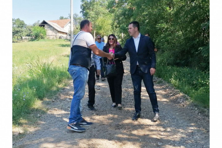 24SEDAM KRALJEVO Gradonačelnik obišao radove na nasipanju puta u Miločaju