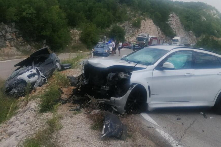 Prve fotografije teškog udesa kod Nikšića: Dvoje Aranđelovčana izgubilo život u sudaru, Albanka vozila BMW (FOTO)