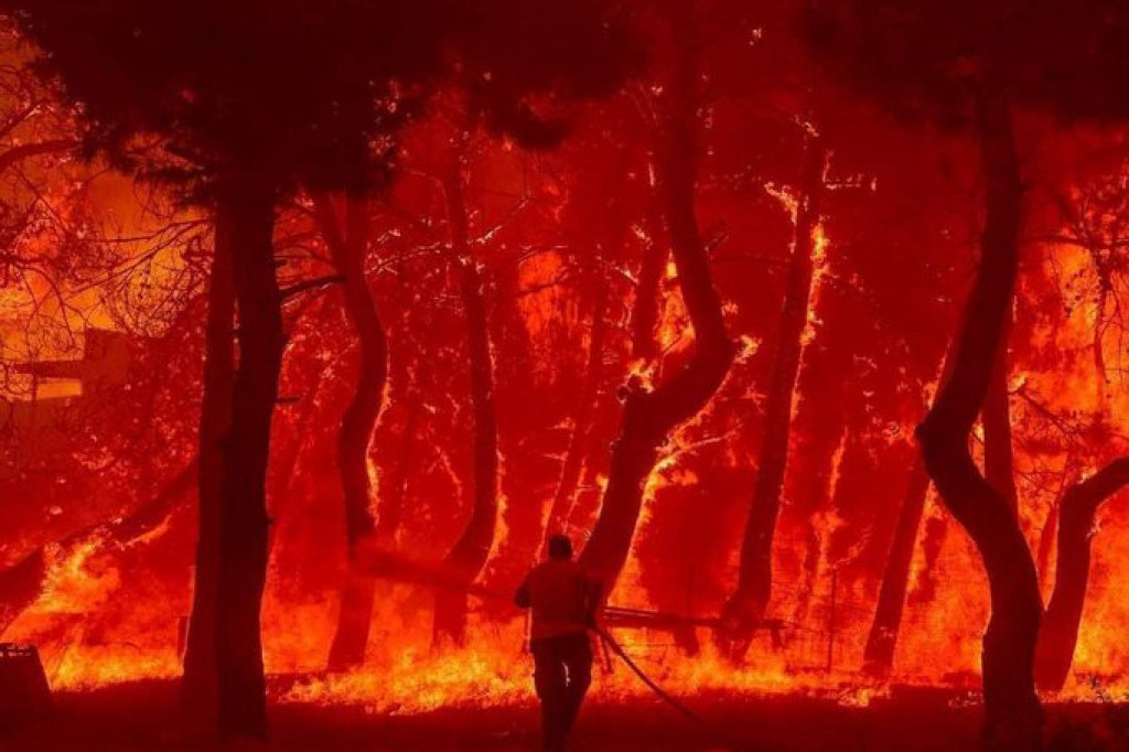 Stravičan požar na Lezbosu: Izgoreo deo odmarališta, vatra ugrozila i kuće, ostrvo se ne vidi od dima (VIDEO)