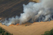 Farmer traktorom stao na put ogromnoj vatrenoj stihiji (VIDEO)
