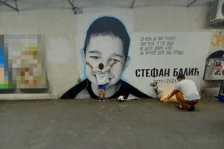 Bolan prizor na Karaburmi! Rođeni brat poginulog Stefana grli njegov mural