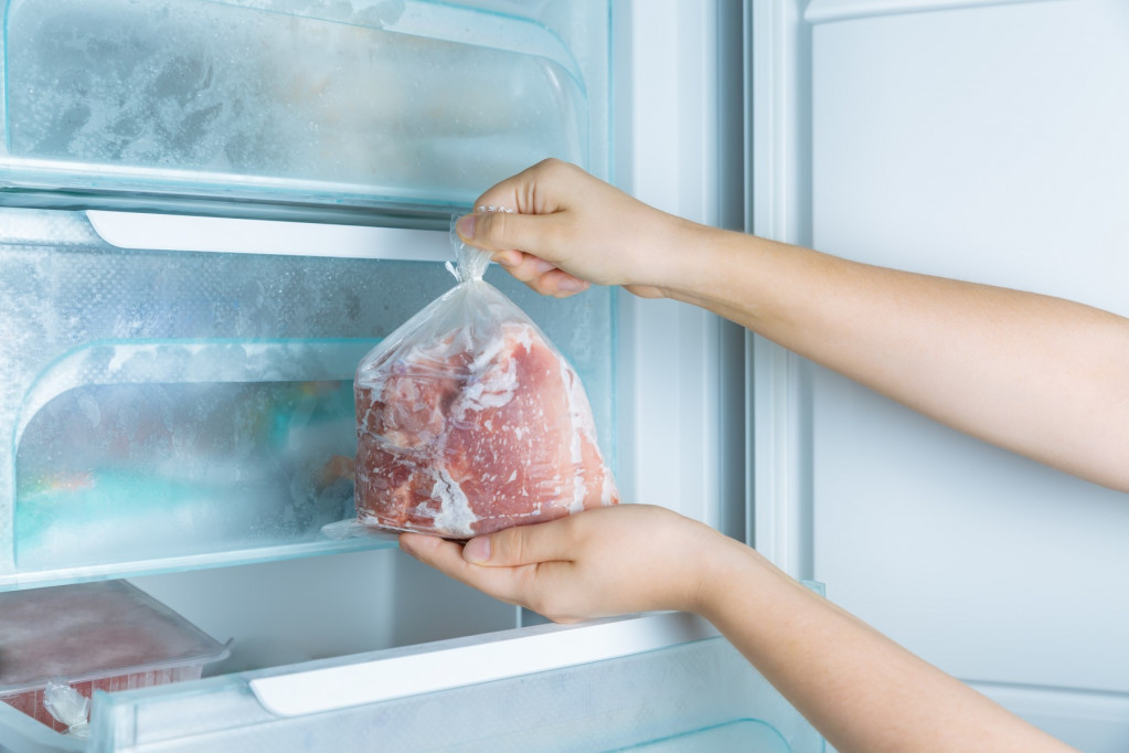 Zaboravili ste da odmrznete meso na vreme? Trik sa vodom i šećerom će rešiti ovaj problem za 15 minuta