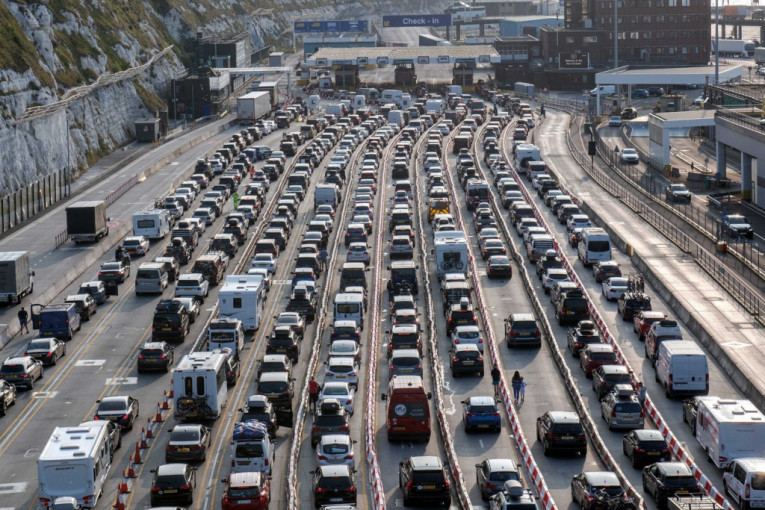 Ovako je izgledao saobraćajni pakao u Doveru: Hiljade čekale satima u redovima za trajekte(VIDEO)