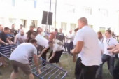 Pogledajte snimak kako se “mirni” aktivisti i kvaziekolozi obračunavaju sa policijom i obezbeđenjem ispred Banovine (VIDEO)