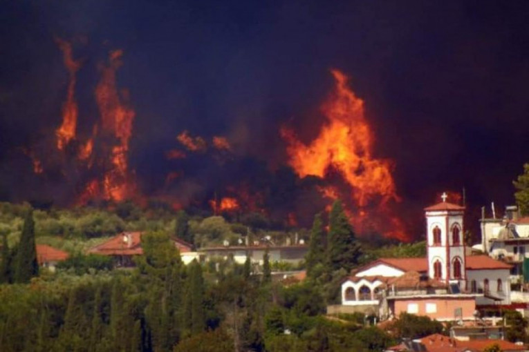 Besne požari u Grčkoj: Na udaru Lezbos i Peloponez, evakuiše se stanovništvo!