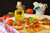 Recept dana: Brusketi sa svežim paradajzom - hrskavi, sočni i idealni za laganu večeru sa prijateljima