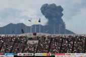 Probudio se vulkan u Japanu, izbacuje kamenje i do 2,5 km daleko! (VIDEO)