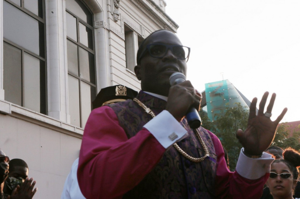 Sveštenik opljačkan usred službe: Upali sa puškama i odneli nakit od 400.000 dolara (VIDEO)