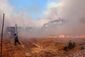 Bagerima sprečili da vatra prodre do kuća: Velike borbe sa požarima na Lezbosu (VIDEO)