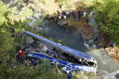 Autobus pun ljudi sleteo u provaliju: Sve službe angažovane, strahuje se od desetina žrtava!