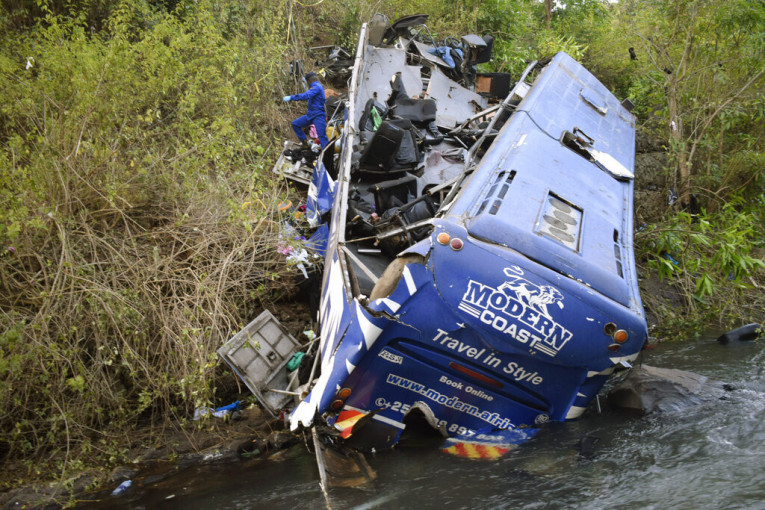 Autobus pao sa mosta i survao se u reku, 34 mrtvih: Stravična nesreća u Keniji (VIDEO)