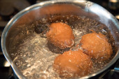 Profesionalci otkrili tri trika za savršeno kuvana jaja: Ovo obavezno stavite u vodu u kojoj ih budete kuvali