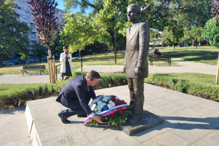 Ministar Selaković kod spomenika Gavrilu Principu: "Blago onom ko dovijeka živi, imao se rašta i roditi"