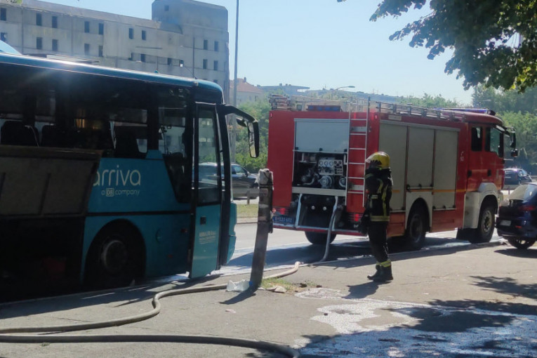 Zapalio se autobus kod Studenjaka, svi putnici evakuisani: Saobraćaj u zastoju (FOTO/VIDEO)