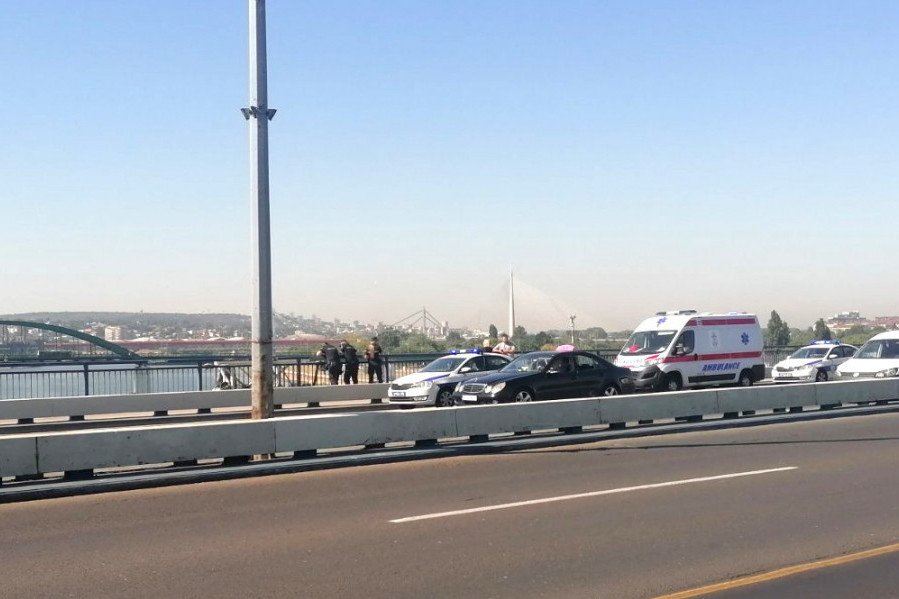 Kraj drame u centru Beograda: Policija uspela da spreči devojku da skoči sa Brankovog mosta