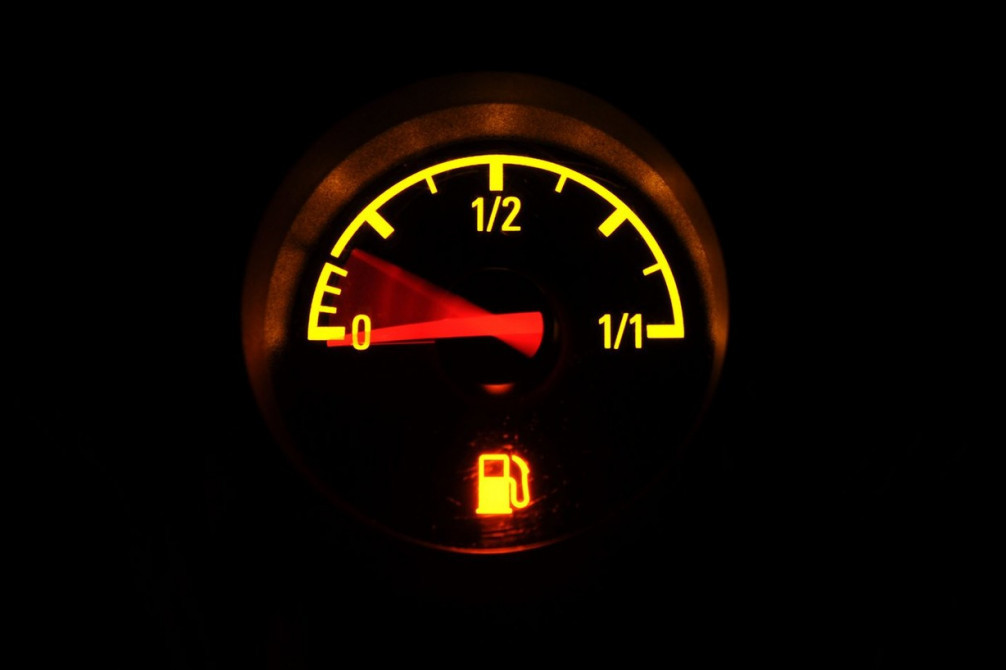 Mnogi ljudi često voze auto sa upaljenom lampicom za rezervu goriva? Evo zašto je ova navika pogubna za vašeg četvorotočkaša