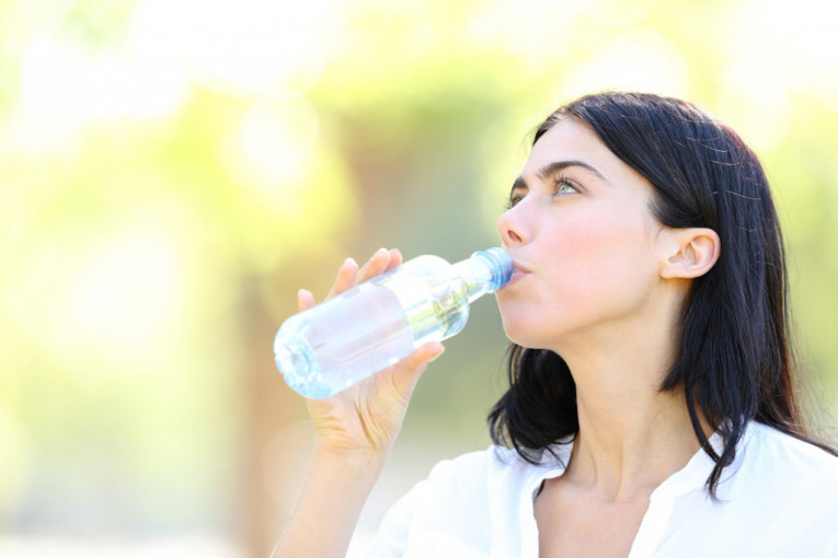 Pijete vodu iz plastične flaše? Doktor otkriva zašto bi odmah trebalo to da prestanete da radite (VIDEO)