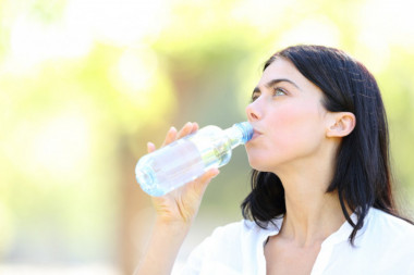 Pijete vodu iz plastične flaše? Doktor otkriva zašto bi odmah trebalo to da prestanete da radite (VIDEO)