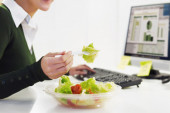 Oprez ako po vrućini nosite hranu na posao! Nutricionista upozorava: Jednu namirnicu svi vole u salati, a jako je opasna!