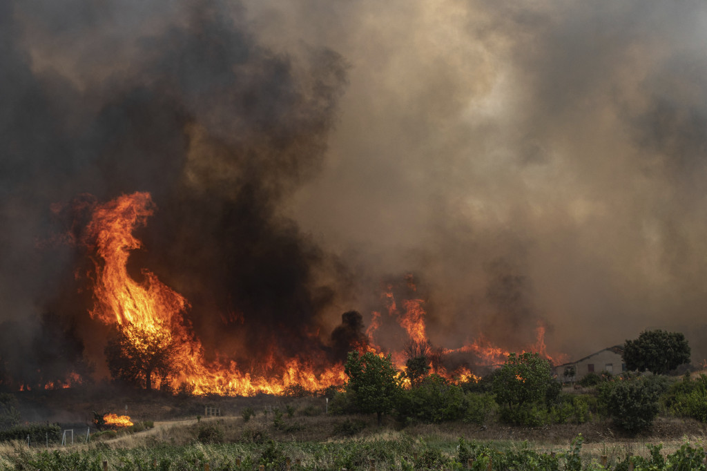 Vatra zahvatila 750 hektara u dolini reke Ardeš - naložena hitna evakuacija! (FOTO/VIDEO)