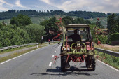 Stravična nesreća kod Kragujevca: Prevrnuo se traktor, vozač poginuo
