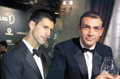 Novak je pravi naslednik Džejmsa Bonda! Navijači oduševljeni najnovijom fotografijom sa odmora (FOTO)