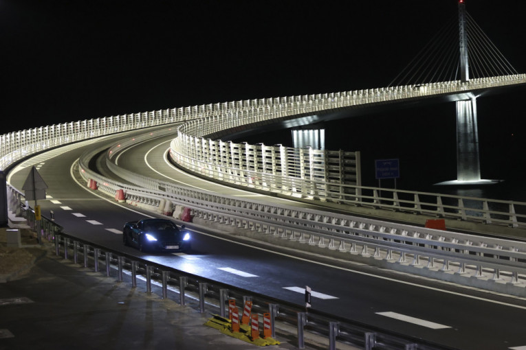 Novi most - stari bezobrazluk: Bahati vozač BMW-a iznervirao učesnike saobraćaja (VIDEO)