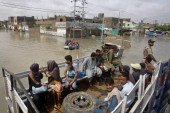 U poplavama u Pakistanu stradalo više od 300 ljudi: Ulice se pretvorile u reke, ljudi očajni spasavaju šta mogu (VIDEO/FOTO)